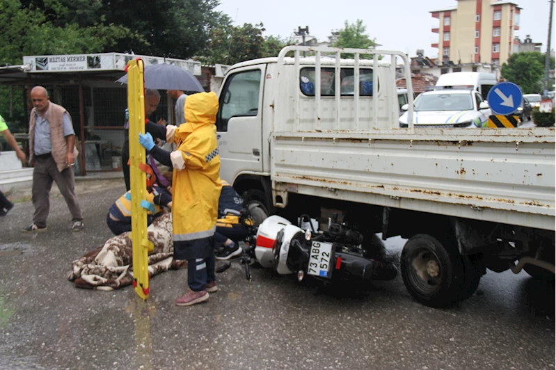 Antalya’da kamyonet ile çarpışan motosikletin sürücüsü yaralandı