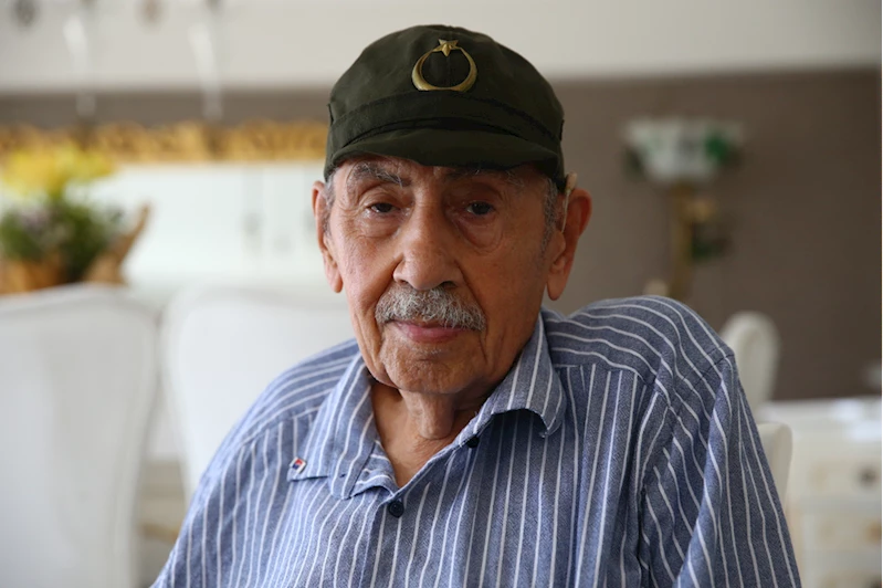 Savaşa gönüllü giden 95 yaşındaki Kore gazisi madalyasını onurla taşıyor