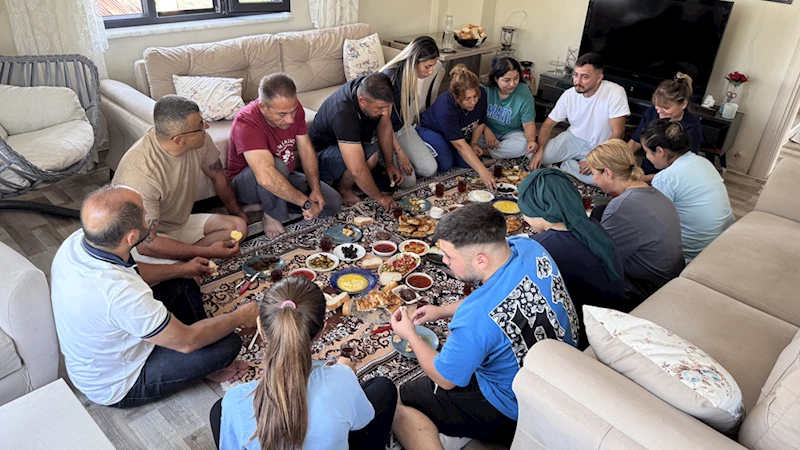 Depremzede aileler, enkazda kendilerine yardım eli uzatan madenciye misafir oldu