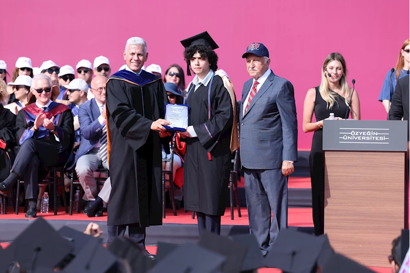 Özyeğin Üniversitesi 14. mezuniyet törenini gerçekleştirdi